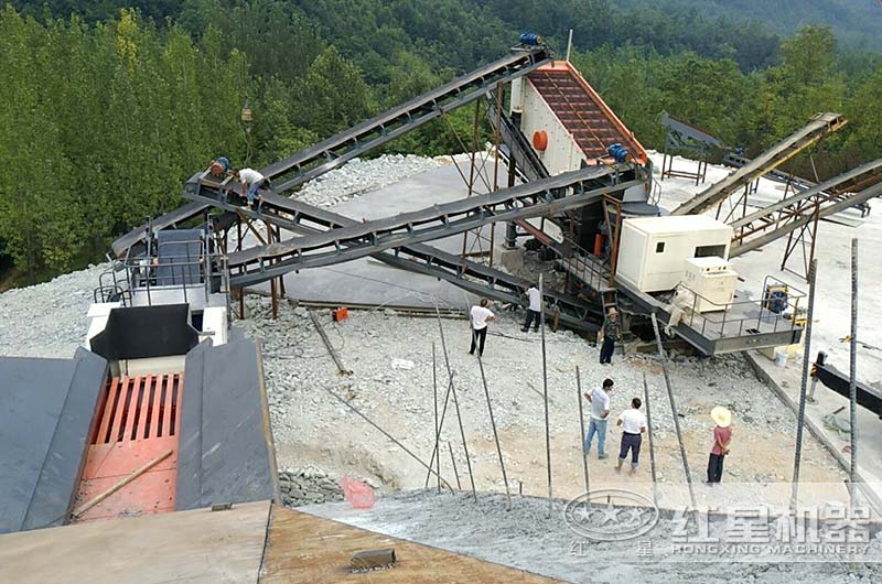 每小時200噸移動碎石機作業現場